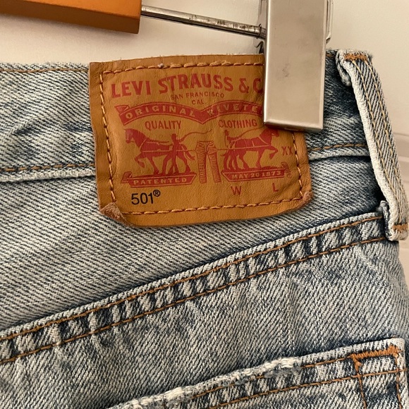Levi’s Denim Shorts - Picture 6 of 6